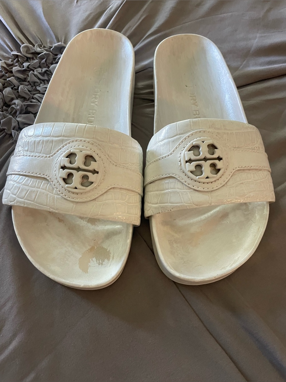 TORY BURCH WHITE CROCODILE EMBOSSED SLIDE SANDALS SZ 8